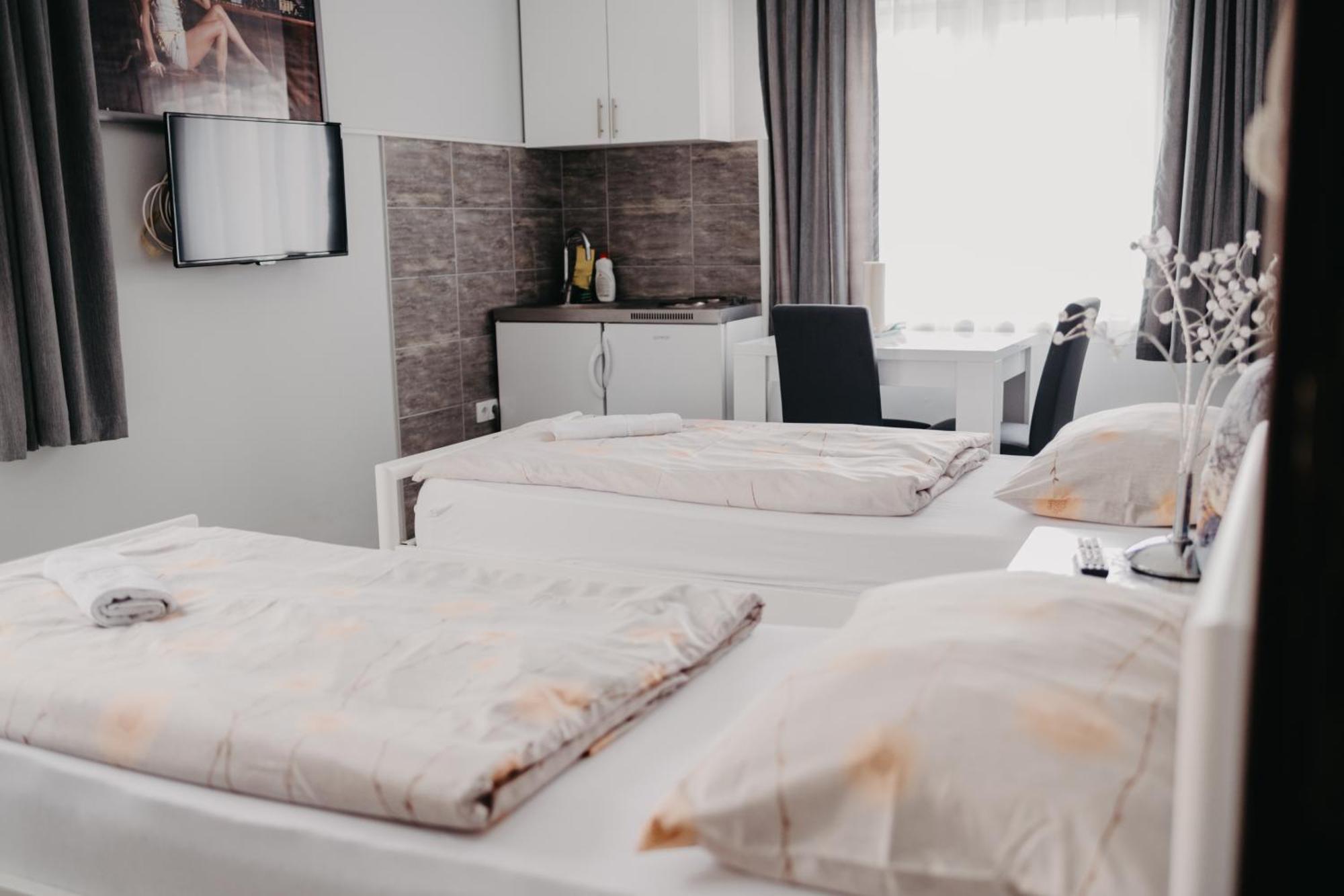 Prenociste Park Bed and Breakfast Modrica Εξωτερικό φωτογραφία